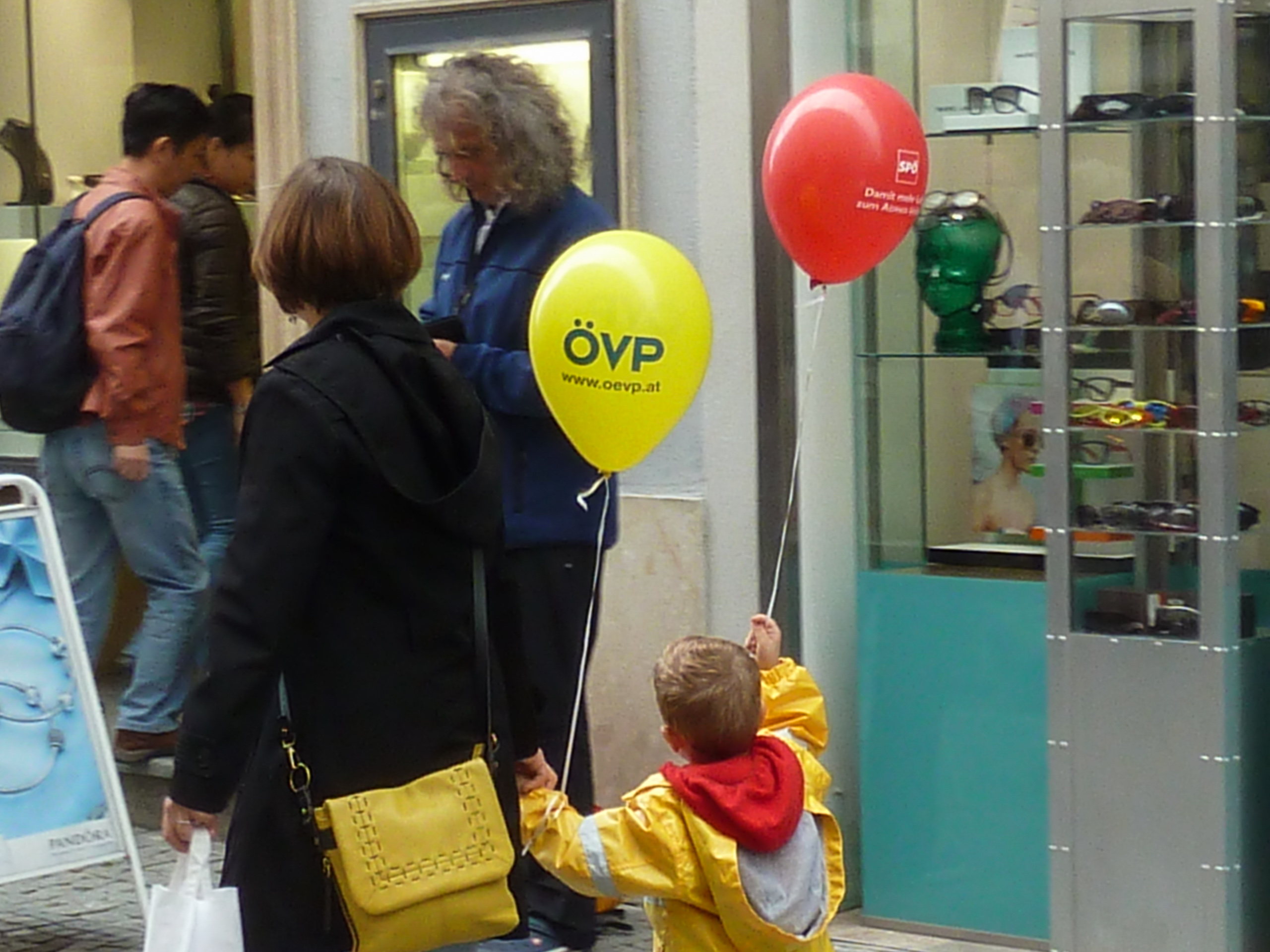 Wahlkampf in der Kremser Fußgängerzone – Luftballons von ÖVP und SPÖ
